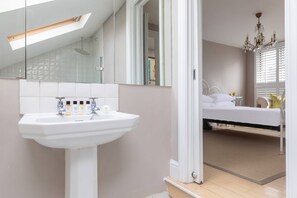 Apartment (2 Bedrooms) | Bathroom | Towels, toilet paper - Tetcott Road by Onefinestay (London)