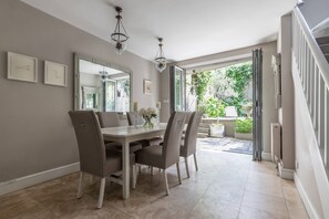 Dining - Tetcott Road by Onefinestay (London)