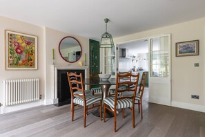 Dining - Chester Row IV by Onefinestay (London)