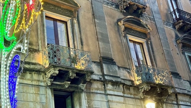 A historic building with ornate balconies and decorative lighting. - Trewhella Home, centro storico, Duomo (Catania)