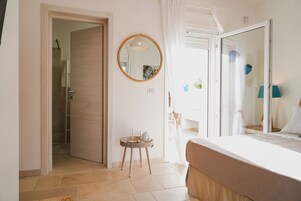 Individuell dekoriert, individuell eingerichtet, schallisolierte Zimmer