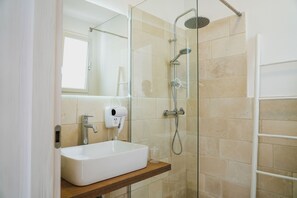 Individueel gedecoreerd, individueel gemeubileerd, geluiddichte muren