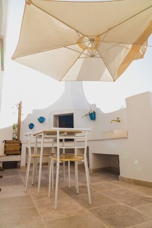 Luxe kamer, balkon, gedeeltelijk uitzicht op zee | Individueel gedecoreerd, individueel gemeubileerd, geluiddichte muren