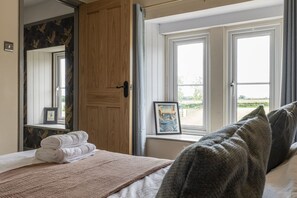 4 bedrooms, iron/ironing board, free WiFi, bed sheets