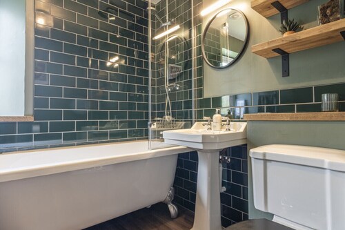 Gorgeous Rural 4 Bed Farm Cottage - With Hot Tub