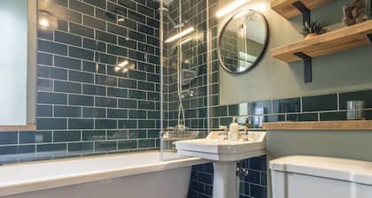 Gorgeous Rural 4 Bed Farm Cottage - With Hot Tub