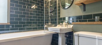 Gorgeous Rural 4 Bed Farm Cottage - With Hot Tub