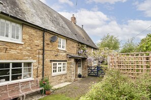 Exterior - Cosy 2BD Cottage in Oxfordshire - Near Daylesford (Kingham)