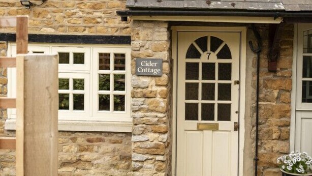 A stone cottage with a white door, a window with a white frame, and a sign that reads "Cider Cottage." - Cosy 2BD Cottage in Oxfordshire - Near Daylesford (Kingham)