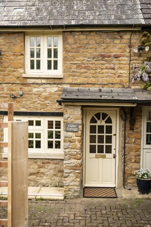 A stone cottage with a white door, a window with a white frame, and a sign that reads "Cider Cottage." - Cosy 2BD Cottage in Oxfordshire - Near Daylesford (Kingham)