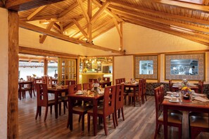 2 restaurantes; se sirve desayuno, almuerzo, cena y brunch