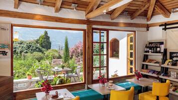 2 restaurants, spécialités Cuisine locale et internationale