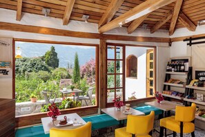 2 restauranter, frokost serveres, lokale og internasjonale retter