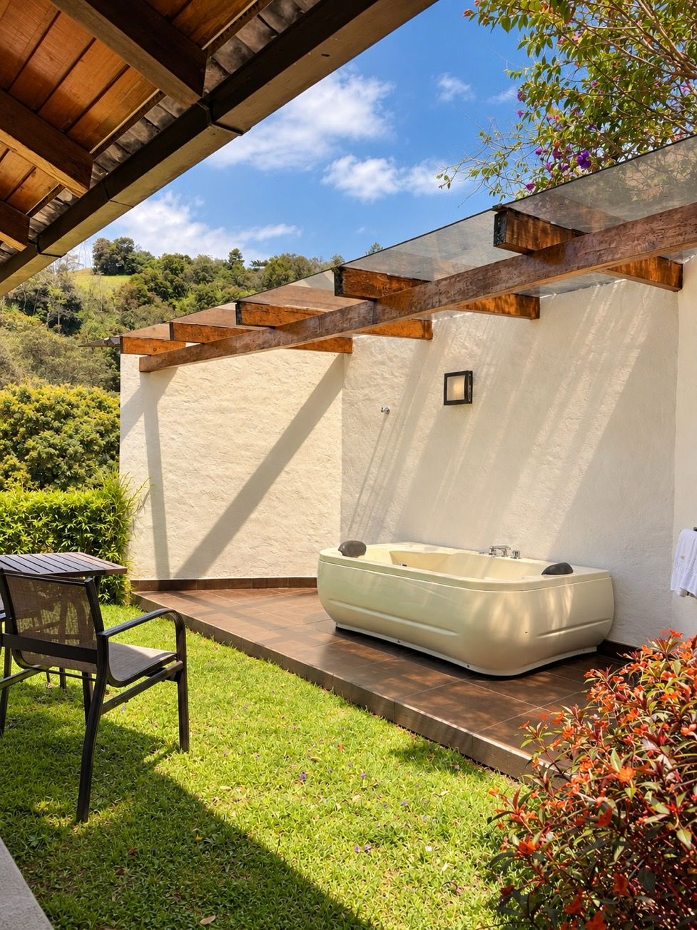 Un espace bien-être comprenant un jacuzzi, une pergola en bois et un fauteuil.