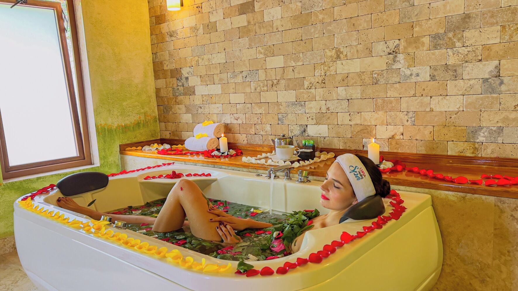 カップル用トリートメントルーム、サウナ、ホットタブ、ボディ トリートメント、ハイドロセラピー、アロマテラピー