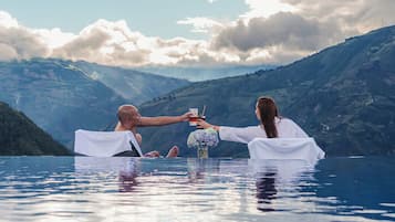4 outdoor pools, open 9:00 AM to 9:00 PM, pool loungers