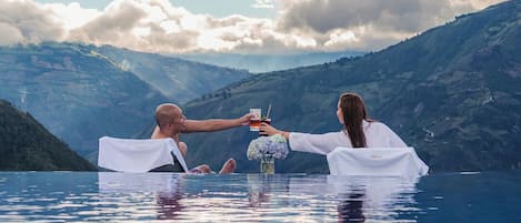4 outdoor pools, open 9:00 AM to 9:00 PM, sun loungers