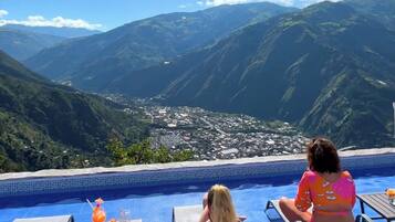 4 outdoor pools, open 9:00 AM to 9:00 PM, pool loungers