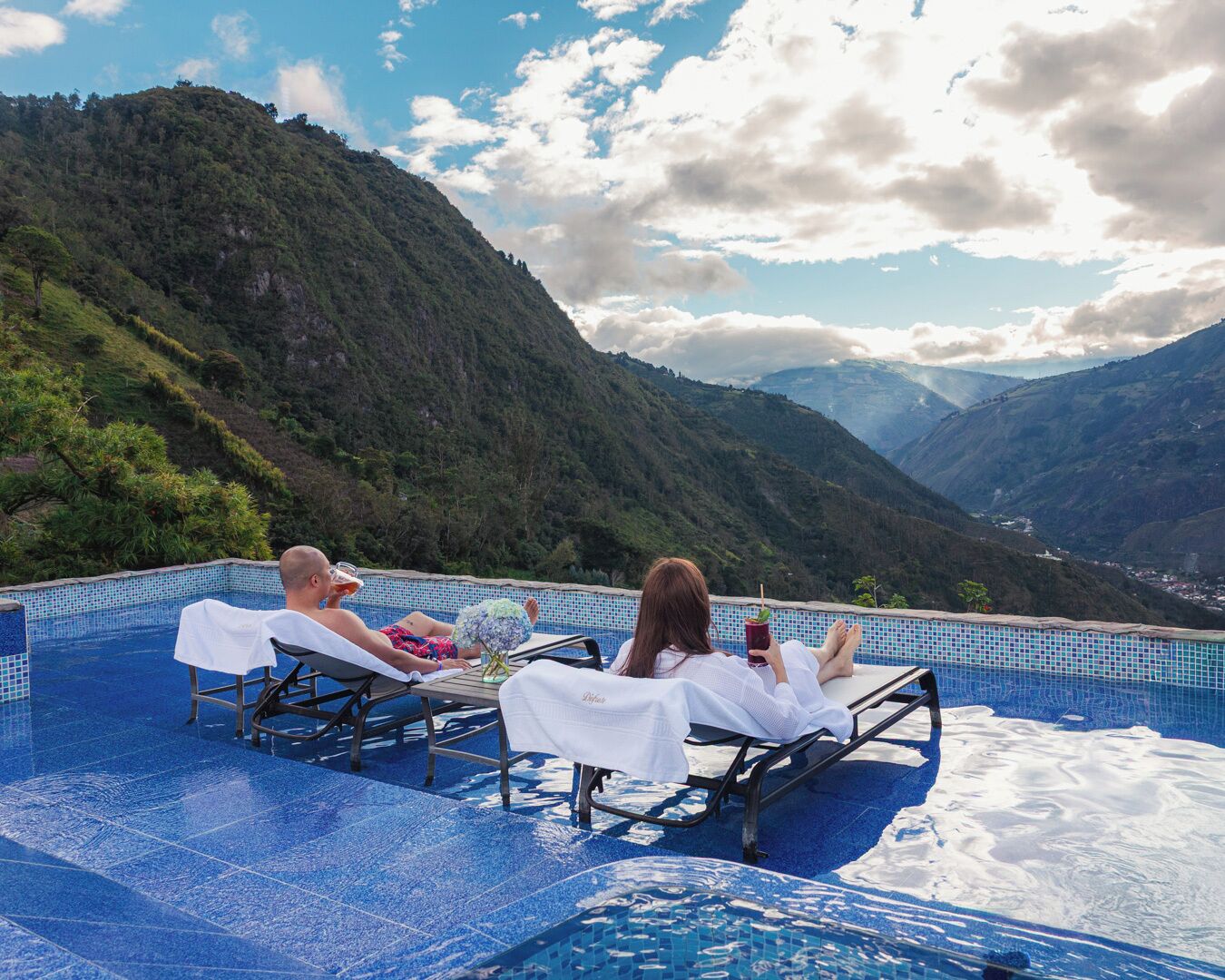 4 albercas al aire libre, acceso de 09:00 a 21:00, y camastros 