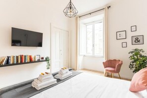 4 bedrooms, desk, iron/ironing board, travel crib - Spacious Apartment Near Vatican and Rome's Historic Center (Roma)
