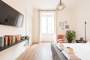 4 makuuhuonetta, työpöytä, silitysrauta/-lauta, vauvan matkasänky