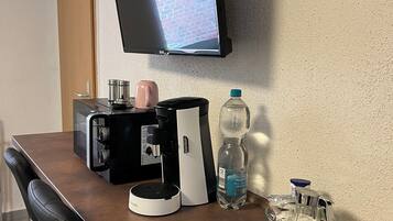 Habitación económica, patio | Minibar