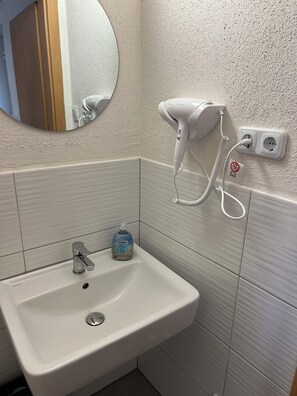Habitación económica, patio | Baño