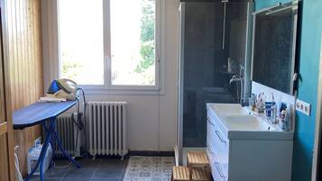 Douche, sèche-cheveux, papier toilette