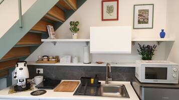 Réfrigérateur, micro-ondes, plaque de cuisson