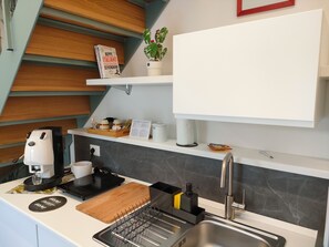 Réfrigérateur, micro-ondes, plaque de cuisson