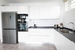 Kühlschrank, Mikrowelle, Ofen, Herdplatte