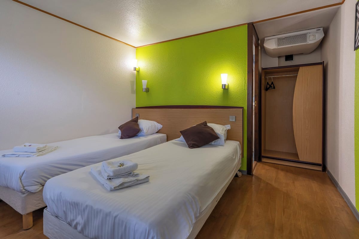 Standard Twin Room, 2 Single Beds | Cots/infant beds, free wired Internet, bed sheets