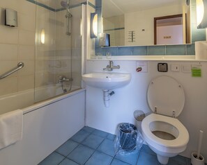 Standard Triple Room, 3 Single Beds | Bathroom