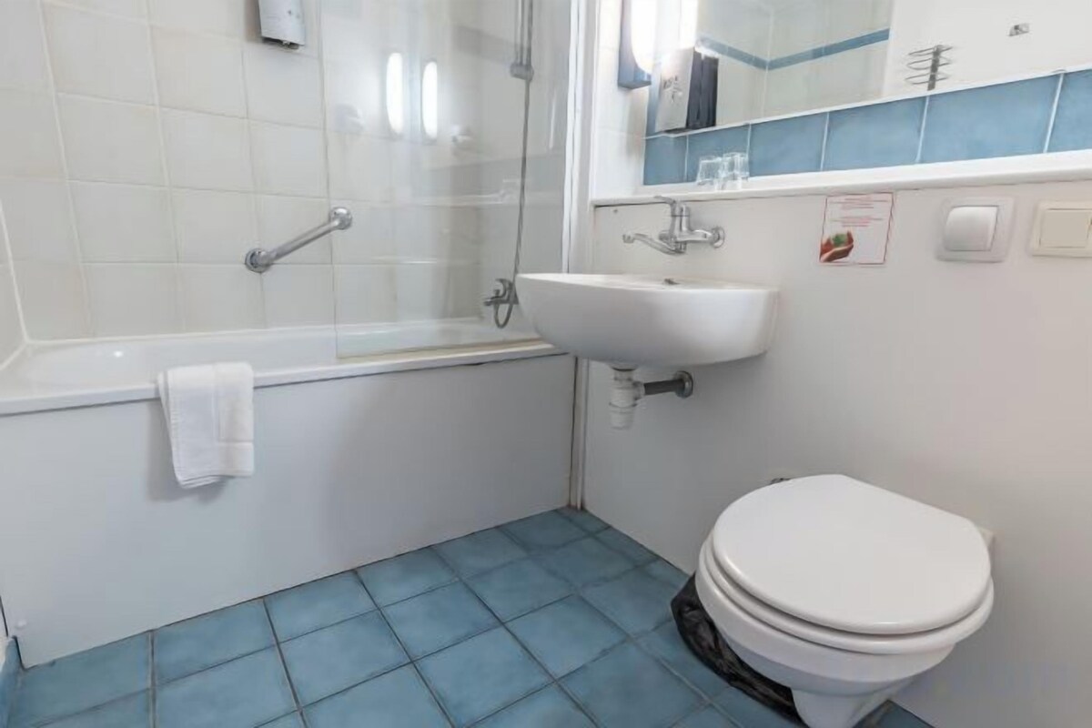 Bathroom | Combined shower/tub, towels
