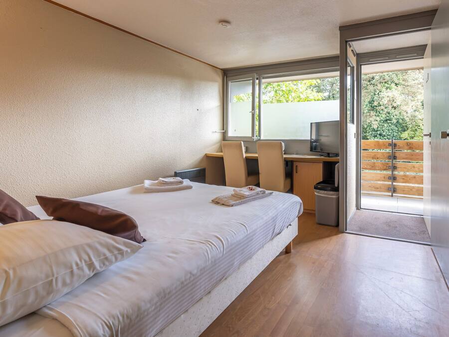 Cots/infant beds, free wired Internet, bed sheets