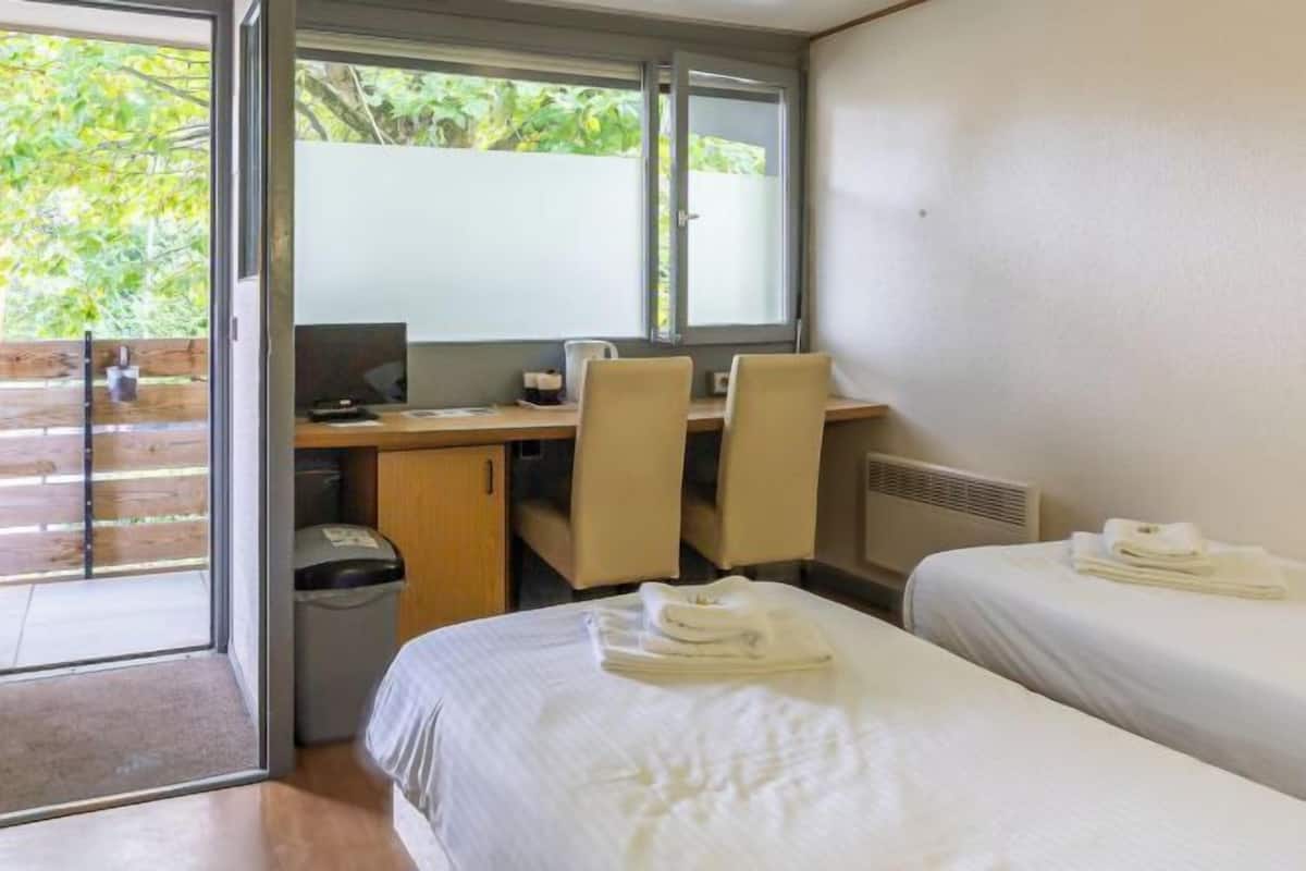 Cribs/infant beds, free wired internet, bed sheets