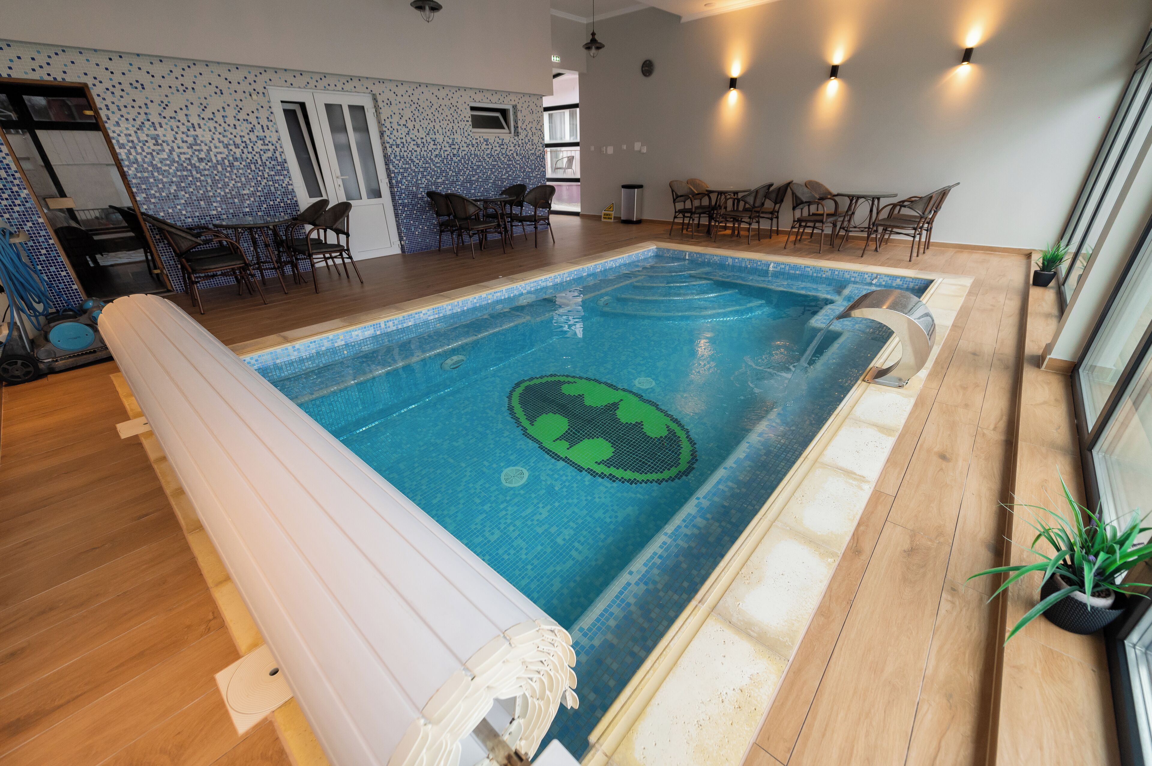 Een binnenzwembad, een seizoensgebonden buitenzwembad