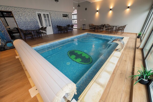 Inomhuspool, en säsongsöppen utomhuspool och parasoller