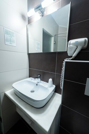 Dusch, hårtork, handdukar och tvål