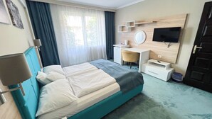A hotel room with a bed, a desk, a chair, a TV, and a wardrobe. - Complex Turistic Monaco (Baile Felix)
