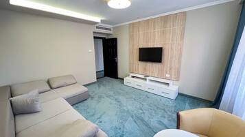Appartement, balkon, uitzicht op zwembad | 1 slaapkamer, een bureau, een laptopwerkplek, gratis wifi