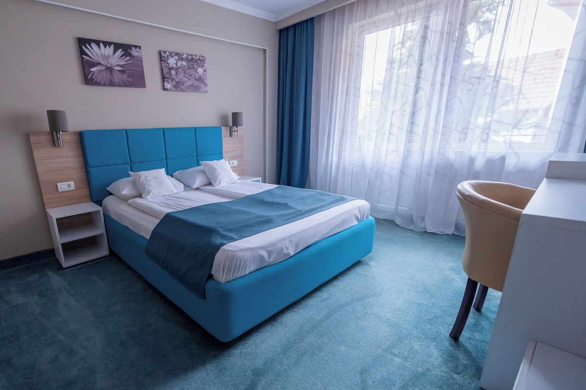 Kamar Double, balkon, pemandangan kolam renang | 1 kamar tidur, meja kerja, ruang kerja ramah laptop, dan Wi-Fi gratis