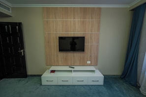 Apartment, Balcony, Pool View | Desk, laptop workspace, free WiFi - Complex Turistic Monaco (Baile Felix)