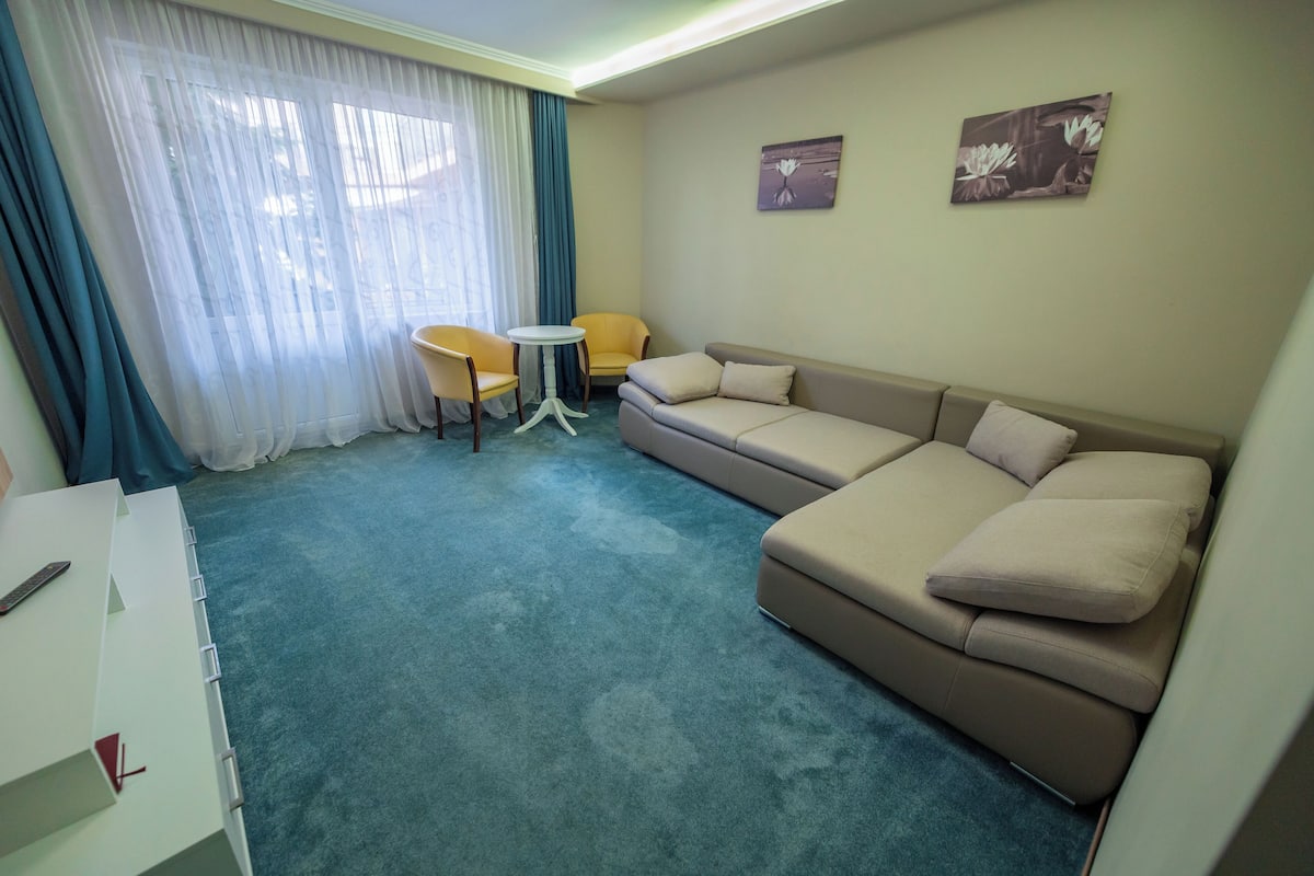 Apartemen, balkon, pemandangan kolam renang | 1 kamar tidur, meja kerja, ruang kerja ramah laptop, dan Wi-Fi gratis