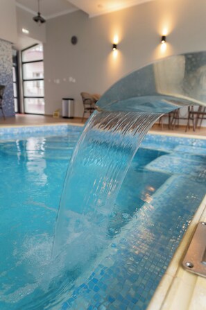 Indoor pool, seasonal outdoor pool, pool umbrellas - Complex Turistic Monaco (Baile Felix)