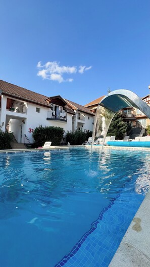 Inomhuspool, en säsongsöppen utomhuspool och parasoller