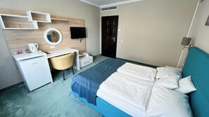 Lägenhet - balkong - utsikt mot poolen | Skrivbord, arbetsyta för laptop och gratis wi-fi