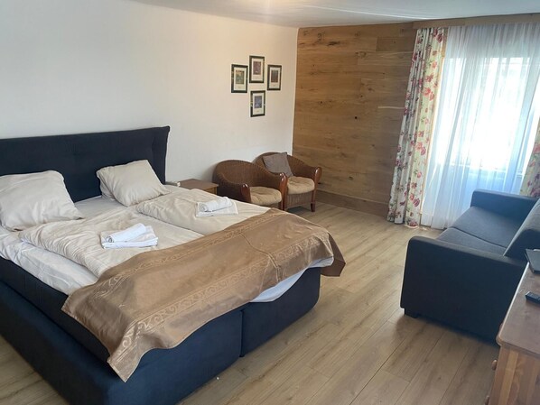 Comfort Quadruple Room, Mountain View