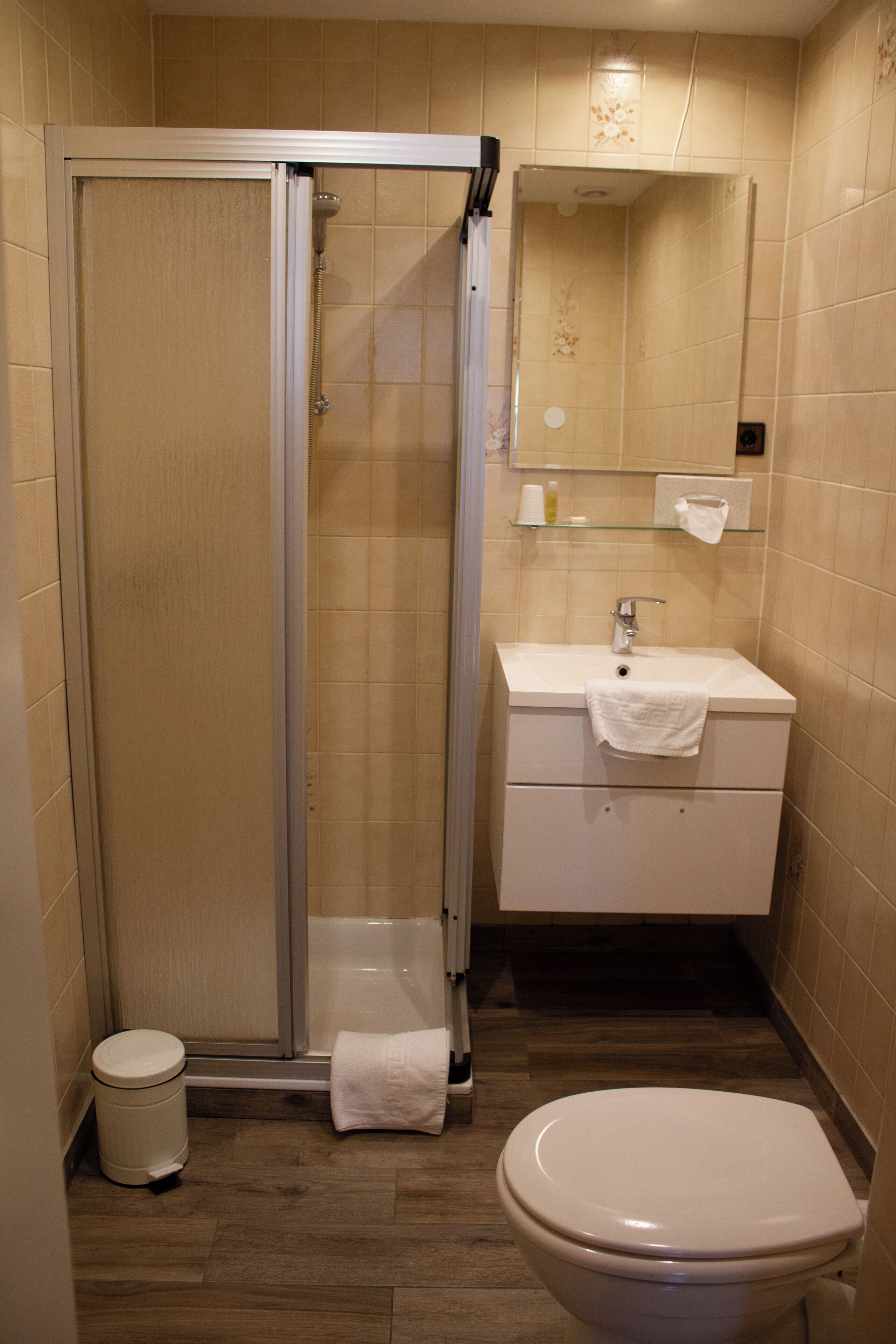 Ein Badezimmer mit Dusche, Waschbecken und Toilette.