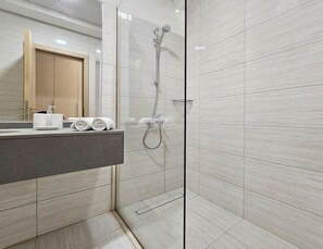 Shower, hair dryer, towels, soap - Modern 1 Bed in Al Warqa (Dubai)